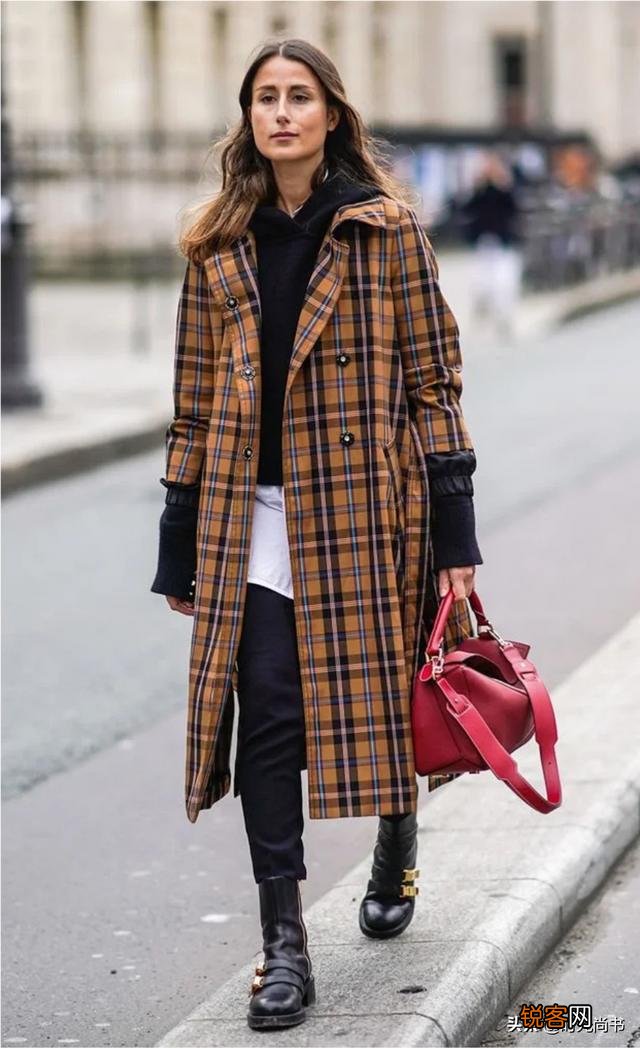 咖啡色衣服搭配什么衣服才好看？为什么？