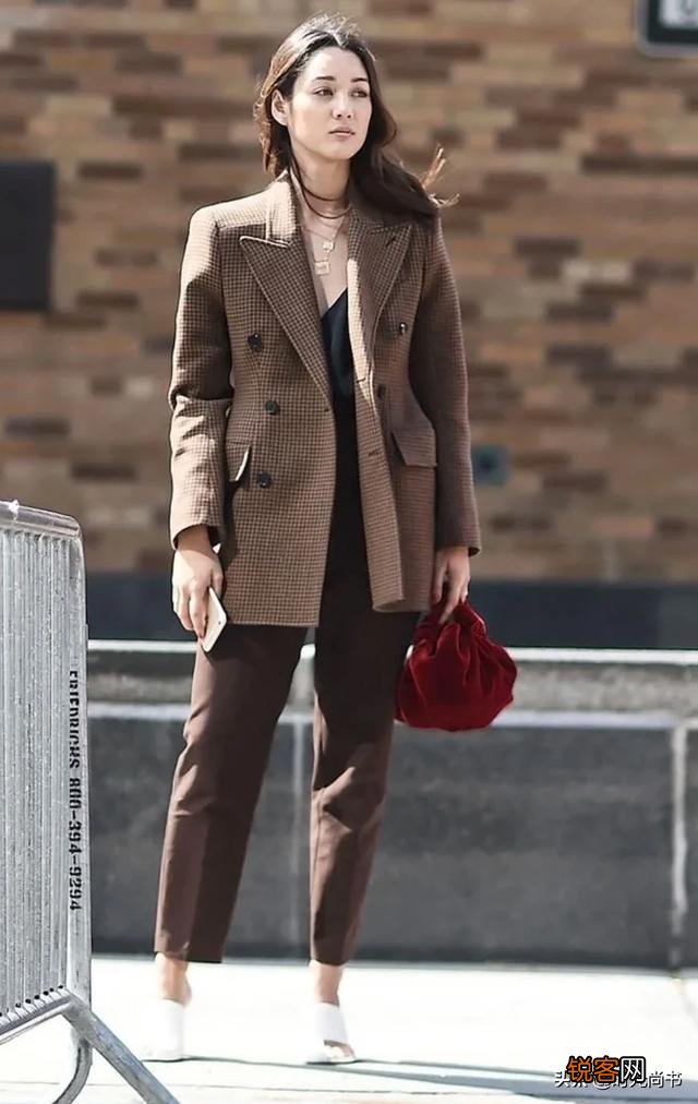 咖啡色衣服搭配什么衣服才好看？为什么？