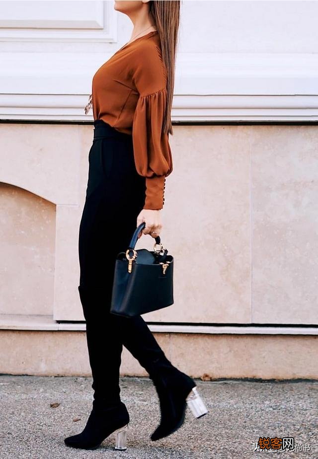 咖啡色衣服搭配什么衣服才好看？为什么？
