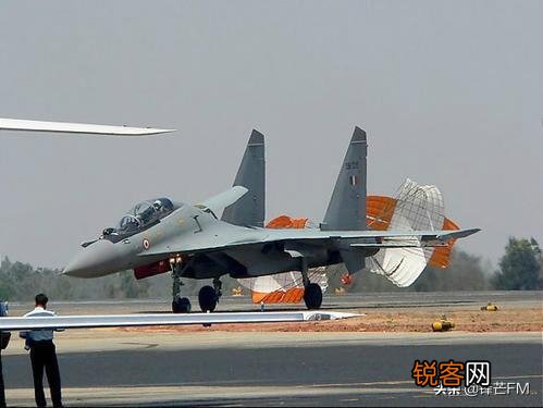 印度空军苏30战机部署拉达克前沿机场,我方歼-16能否碾压？