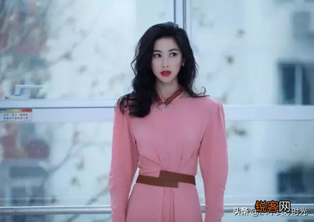 如果你是老板,你会喜欢像《精英律师》里的栗娜一样的秘书吗？如何评价她？