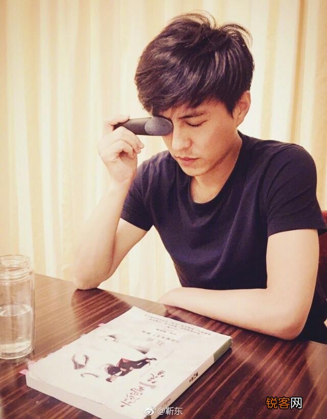 你们觉得靳东和张宇长的像不像呢？