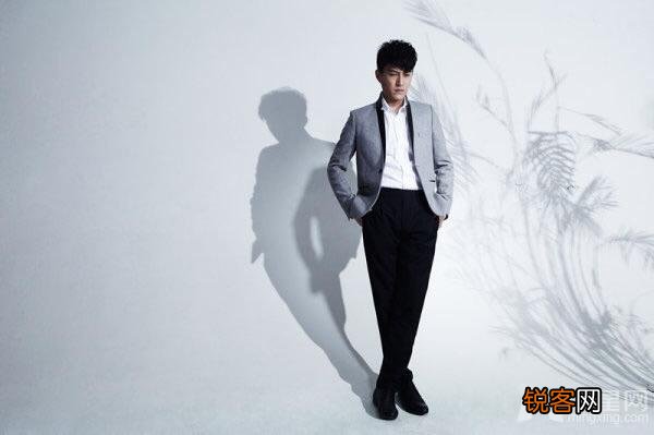 你们觉得靳东和张宇长的像不像呢？