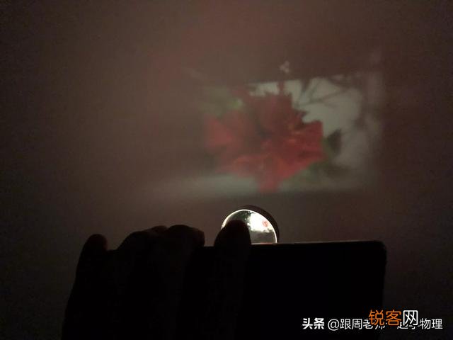 手机怎样投影到墙上？
