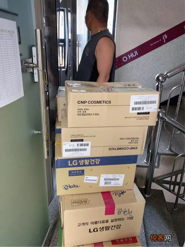 我很好奇那些代购疫情不能出国？哪里来的货源一直发朋友圈？