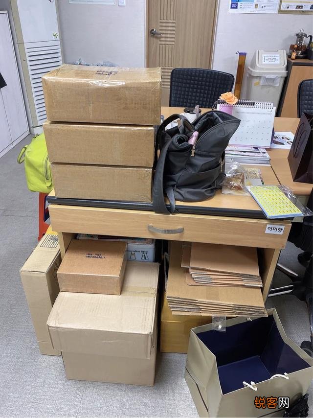 我很好奇那些代购疫情不能出国？哪里来的货源一直发朋友圈？