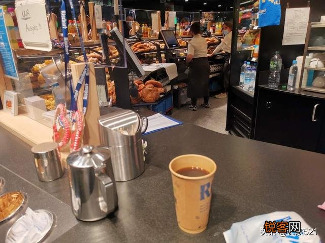 我很好奇那些代购疫情不能出国？哪里来的货源一直发朋友圈？