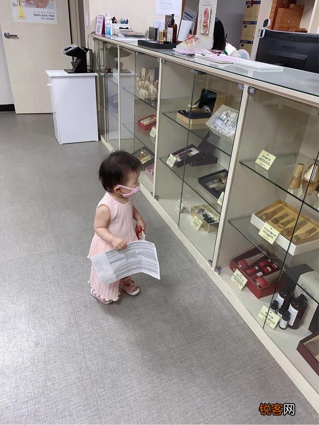 我很好奇那些代购疫情不能出国？哪里来的货源一直发朋友圈？