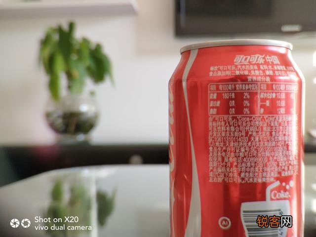 手机摄影中的大光圈特效和单反相机大光圈背景虚化一样吗？