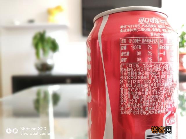 手机摄影中的大光圈特效和单反相机大光圈背景虚化一样吗？