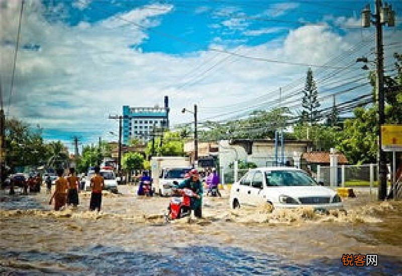 做梦梦见下雨涨水是什么意思 梦见下雨涨水是什么意思