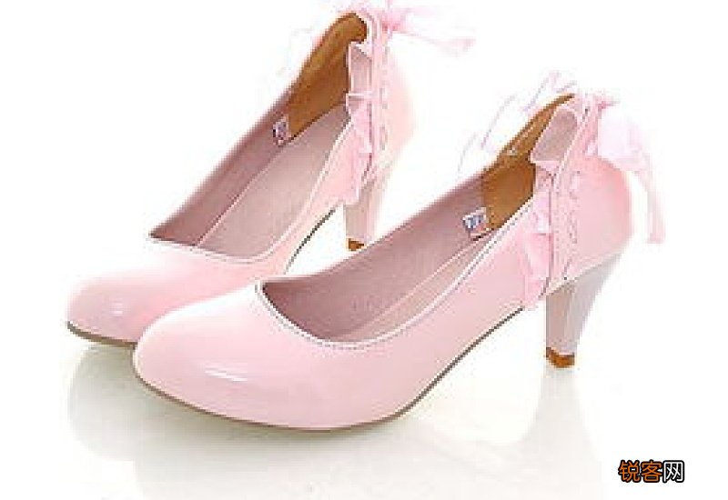 梦见两只鞋不是一对 梦见穿错鞋是什么意思