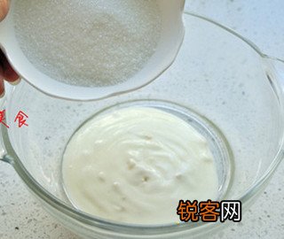 酸奶草莓蛋糕的做法