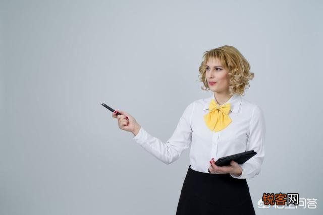 美国一教师为了让淘气学生学习,竟拿着菜刀扮成黑老大上课,你怎么看？