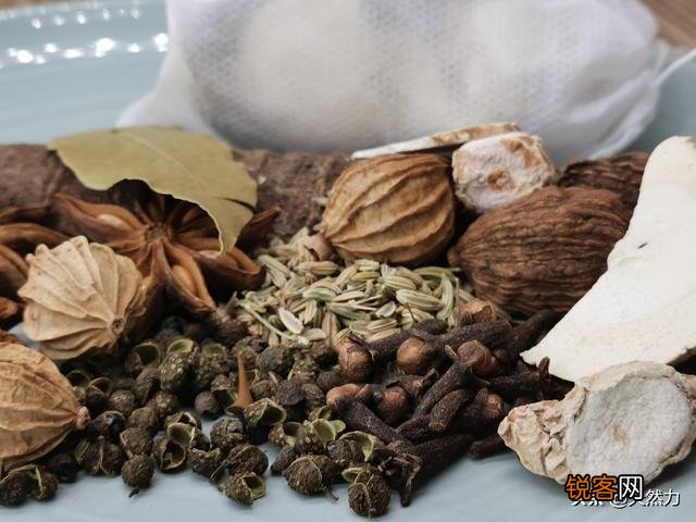 哪些香料不能炒,哪些香料需要提前炒制？