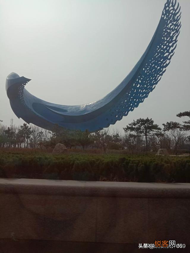 可以分享一些乡村自然美景的图片吗？