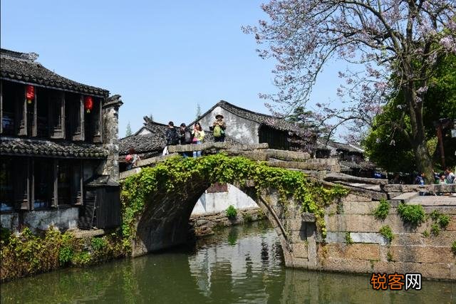 可以分享一些乡村自然美景的图片吗？