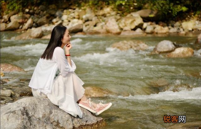 可以分享一些乡村自然美景的图片吗？