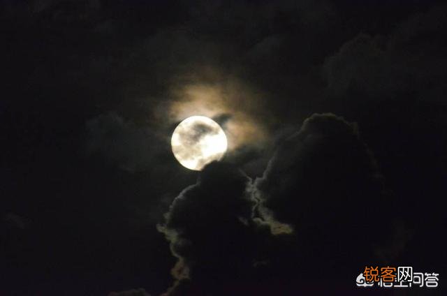 元宵节到了,俗语“八月十五云遮月,正月十五雪打灯”啥意思？