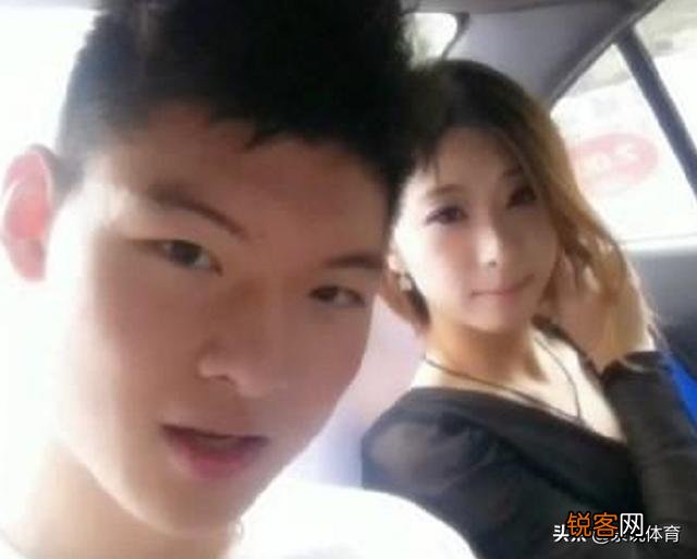 王哲林示范球场撩妹,投篮后掉落百元大钞引质疑,对此你怎么看？