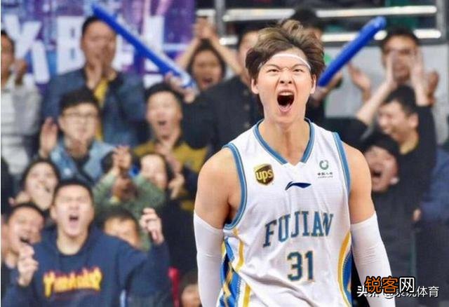 王哲林示范球场撩妹,投篮后掉落百元大钞引质疑,对此你怎么看？