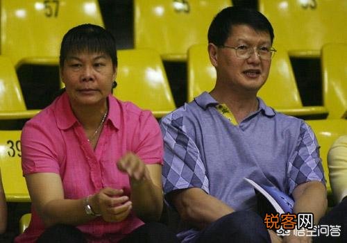 王哲林示范球场撩妹,投篮后掉落百元大钞引质疑,对此你怎么看？