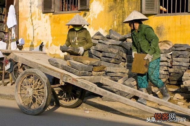 一天工作12个小时,包吃住,工资一天800,你愿意做吗？