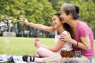 我妈妈要带着我弟弟家的孩子来伺候月子,我媳妇坚决不同意,我该怎么办？