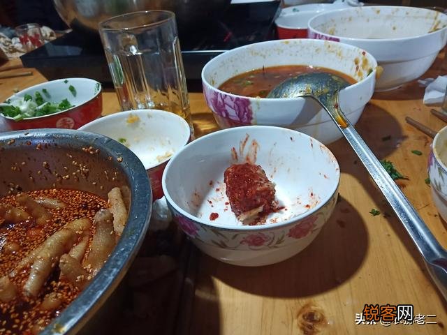 腊月在农村办喜酒,有宾客只顾吃肉而不喝酒,走时却把酒水带走了,难道不怕被人说吗？