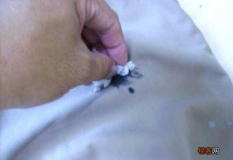 黑色中性笔油弄到衣服上怎么洗