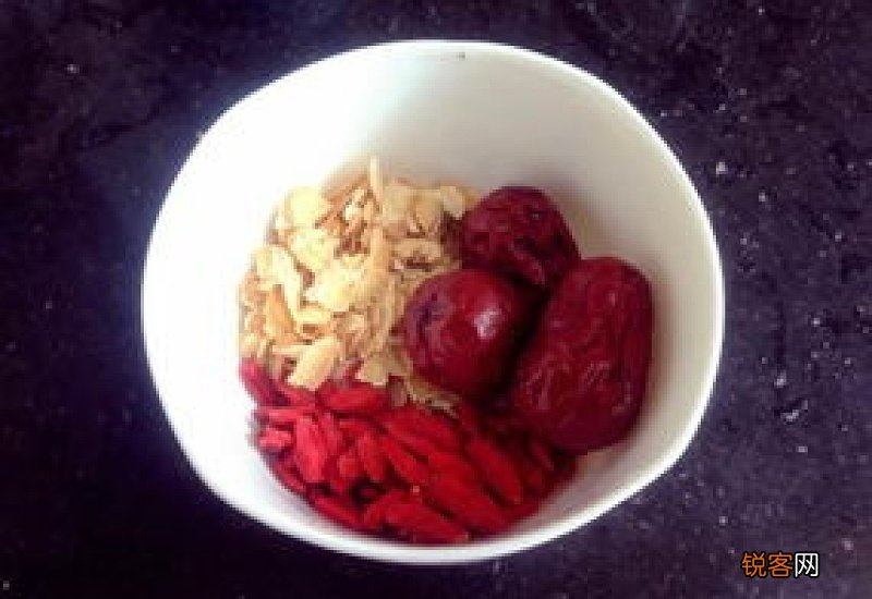 花旗参红枣枸杞泡水喝的功效