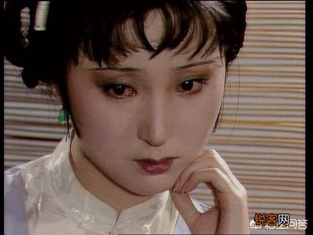 黛玉诗中的“一年三百六十天,风刀霜剑严相逼”,她具体在指向什么？