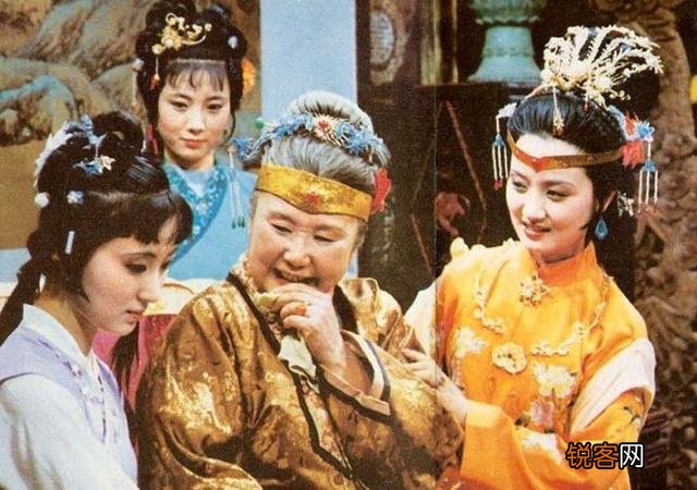 刘姥姥夸惜春像神仙托生的,打量了黛玉一番,为何反而一句话没说？