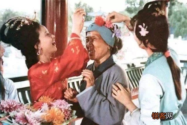 刘姥姥夸惜春像神仙托生的,打量了黛玉一番,为何反而一句话没说？