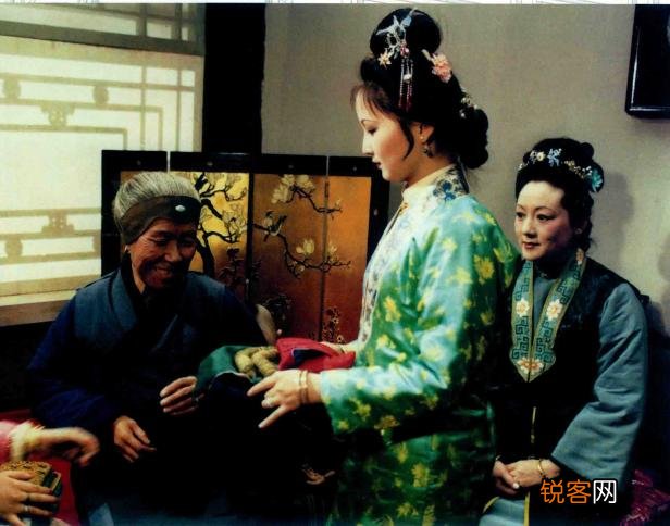 刘姥姥夸惜春像神仙托生的,打量了黛玉一番,为何反而一句话没说？