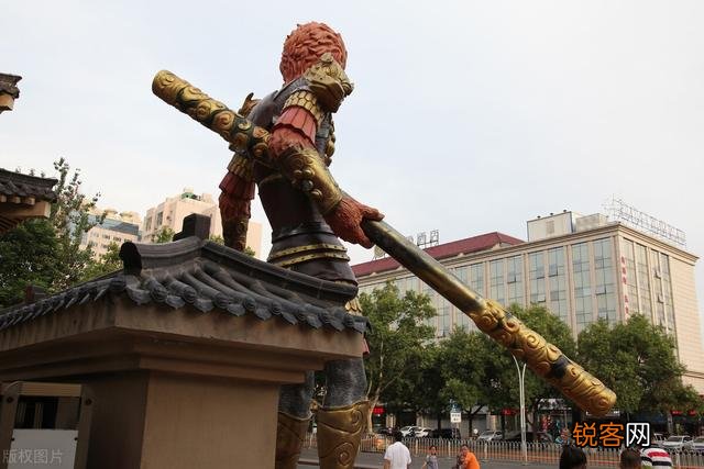 孙悟空的金箍棒号称13500斤,为什么还有妖怪能轻易拿起来？