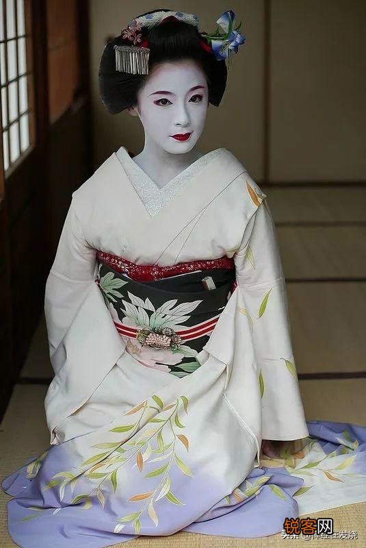 如何理解孔子说的“ 唯女子与小人为难养也,近之则不逊,远之则怨”？