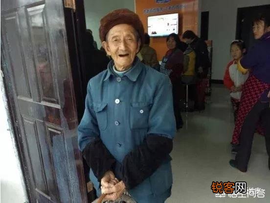 农村的年轻人越来越少,剩下的无人照顾还要耕田的老人该怎么办？