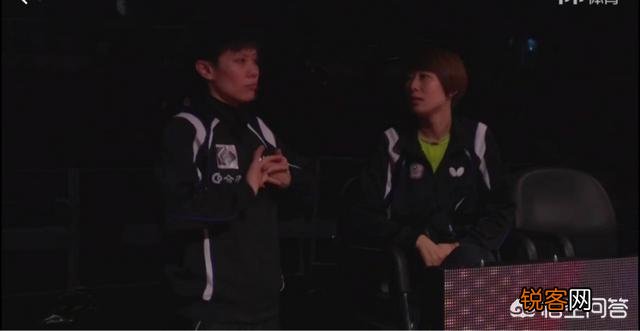 丁宁与郑怡静1/4决赛第三局因故比赛停8分钟,郑怡静第四局仅得1分,当时发生了什么？