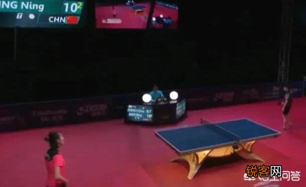 丁宁与郑怡静1/4决赛第三局因故比赛停8分钟,郑怡静第四局仅得1分,当时发生了什么？
