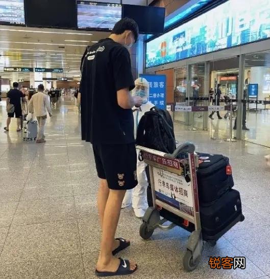 周琦到底应该不应该和新疆签约？