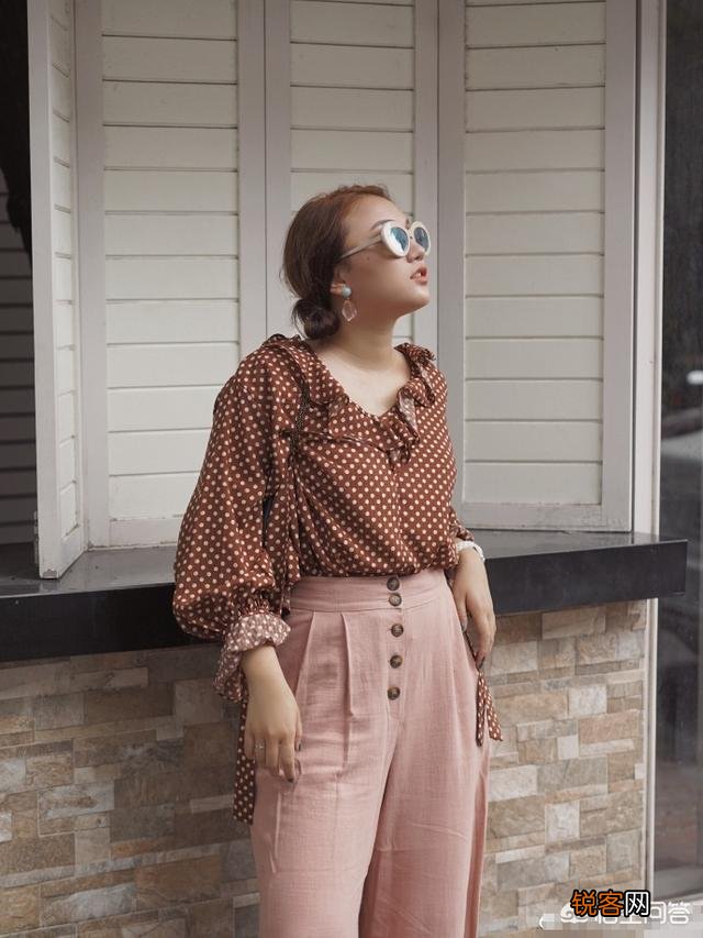 胸大的女人怎么穿搭会显得胸小？