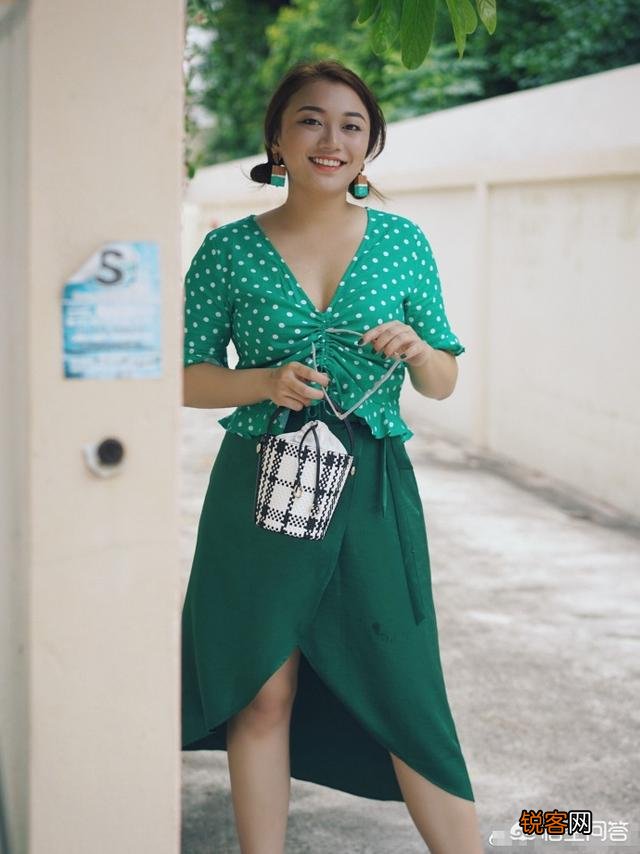 胸大的女人怎么穿搭会显得胸小？