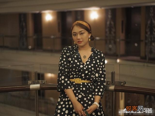 胸大的女人怎么穿搭会显得胸小？