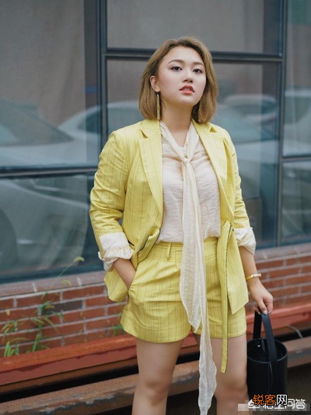 胸大的女人怎么穿搭会显得胸小？