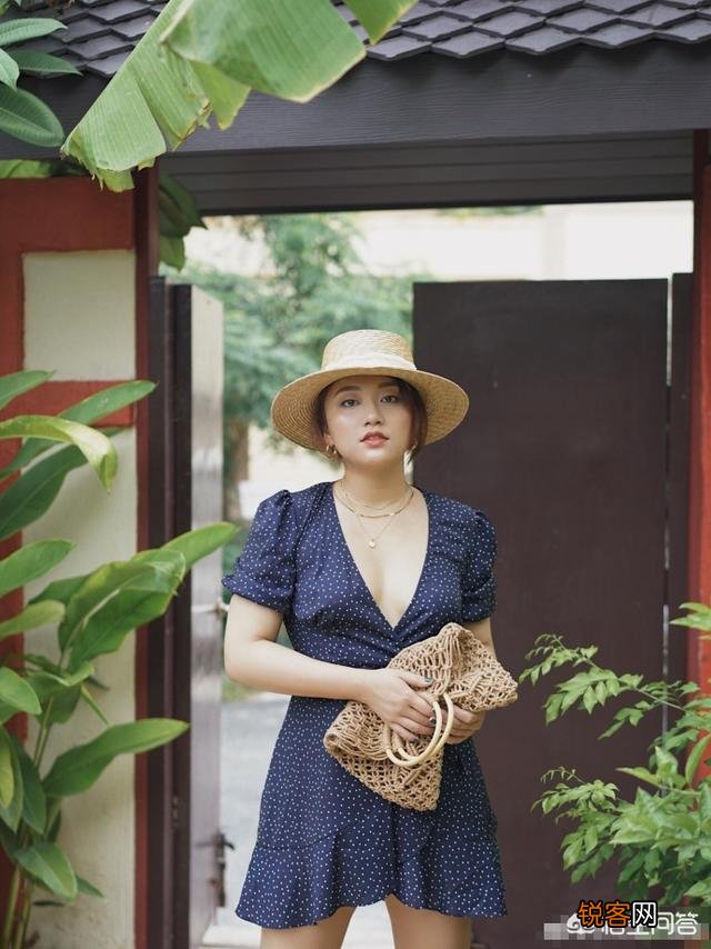 胸大的女人怎么穿搭会显得胸小？