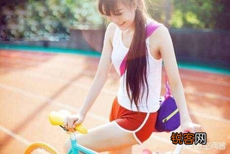 胸大的女孩适合穿什么衣服？
