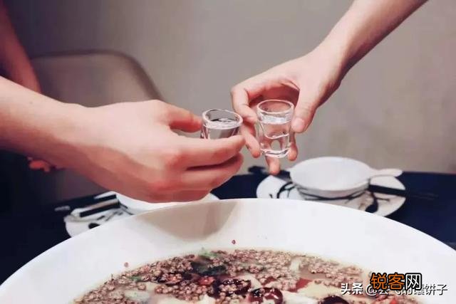 老人言：人生有两饭不吃,上了菜的宴席,下了桌的酒,是什么意思？