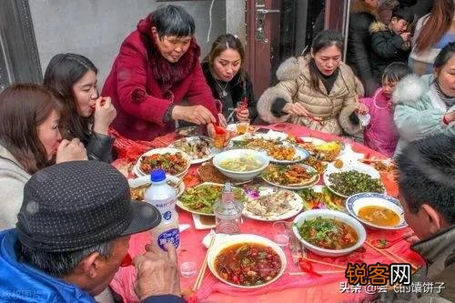 老人言：人生有两饭不吃,上了菜的宴席,下了桌的酒,是什么意思？