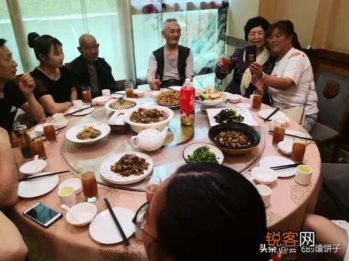 老人言：人生有两饭不吃,上了菜的宴席,下了桌的酒,是什么意思？